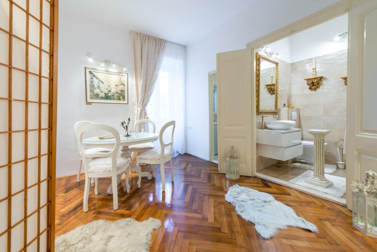 Elegant & Enchanting - At Old Town Entrance - Ragusa